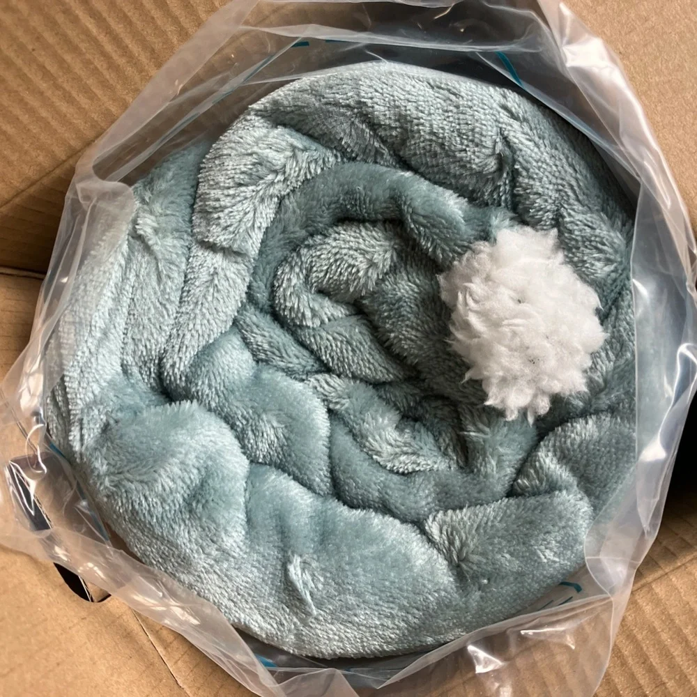 NEW IN BOX Bedsure wearable blanket